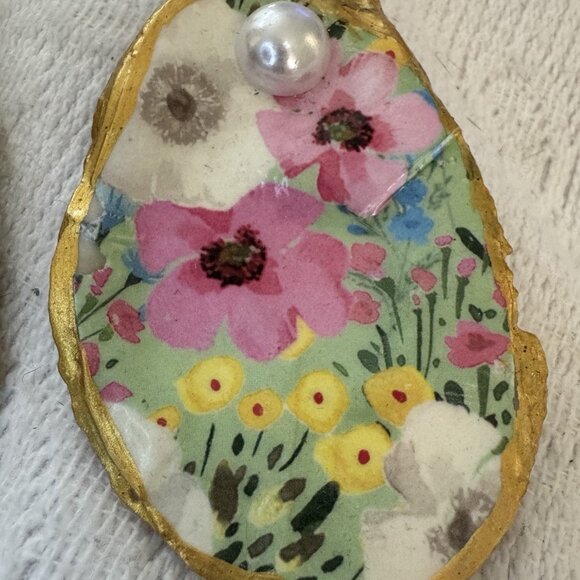Handmade Decoupage Oyster Shell Trinket Dish Flowers, Pearls, Gold Trim - Picture 3 of 9
